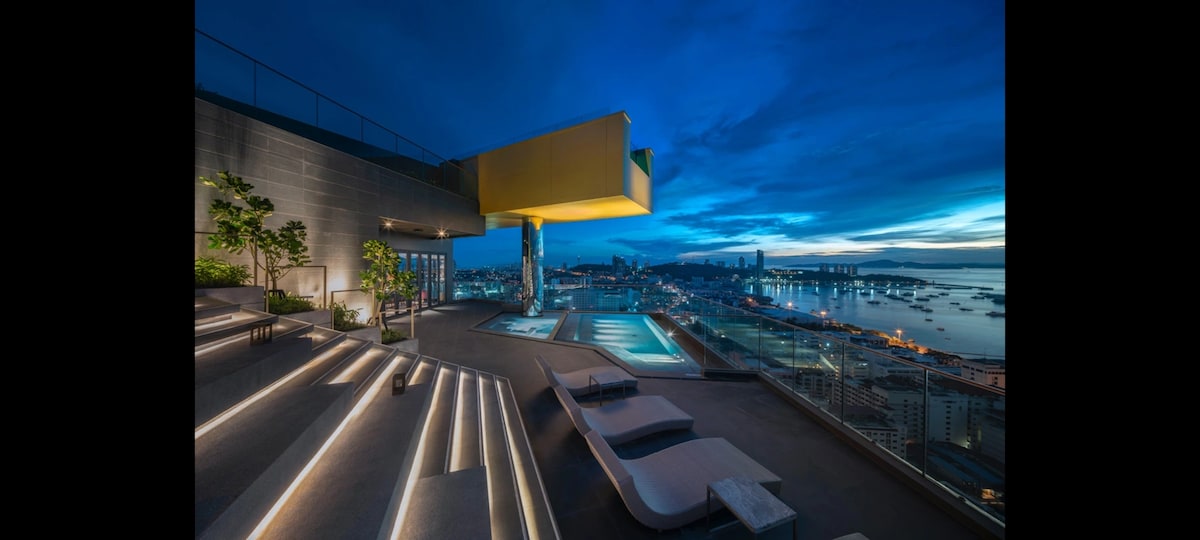 Downtown Chic Condo Rooftop Pool #E89