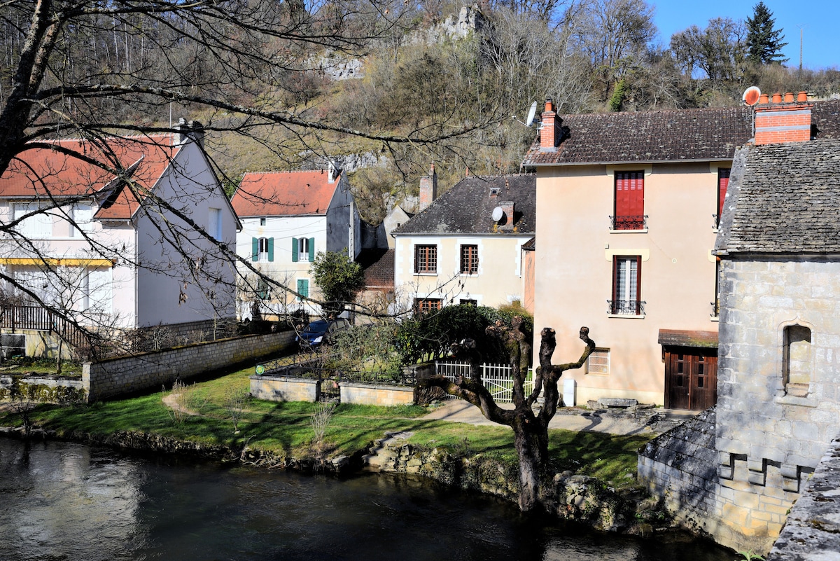 maison chaleureuse au bord de l'eau