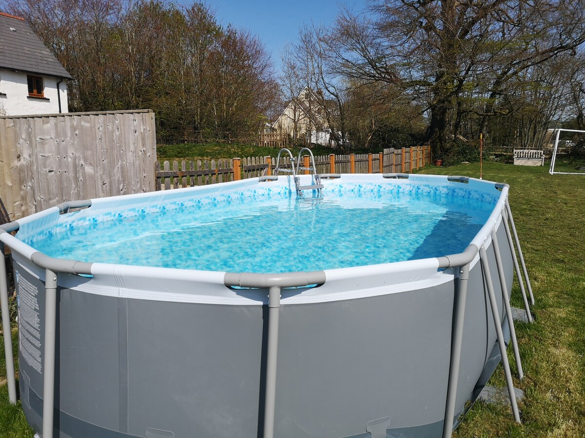 sleeps 17+2 Pet friendly, Hot tub, Pool & Fishing