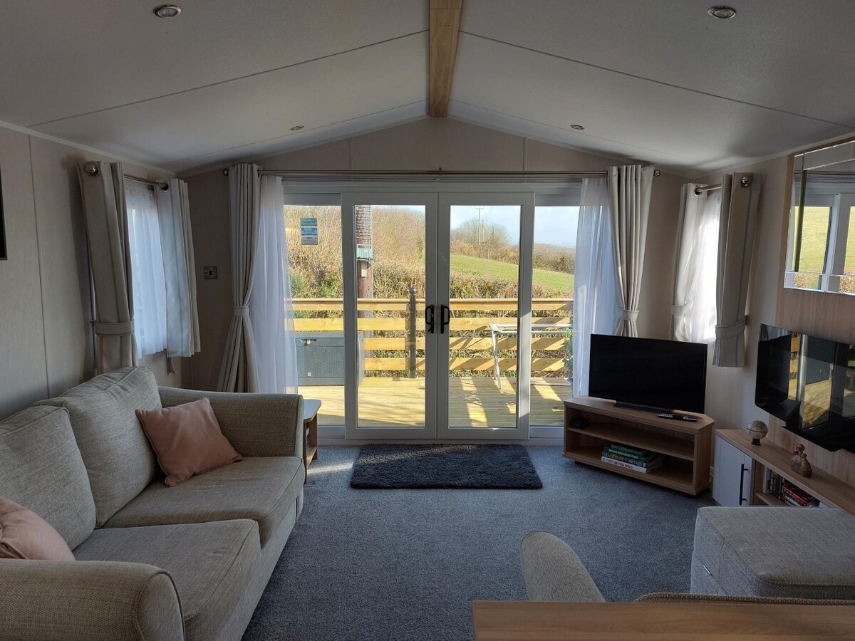 Three Spaniels' holiday lodge with hot tub