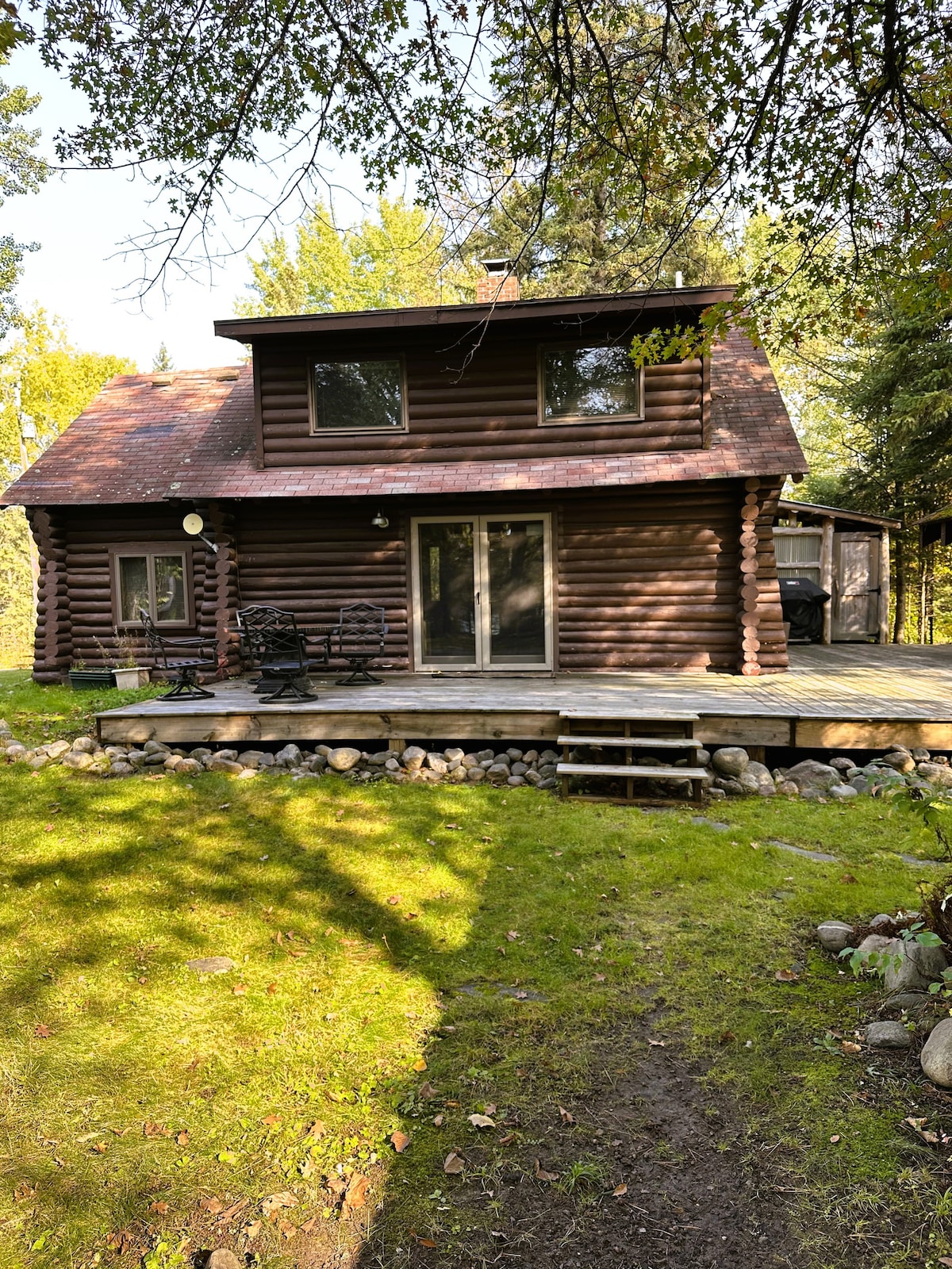 Cozy Lakeside Log Cabin Perfect for Any Season