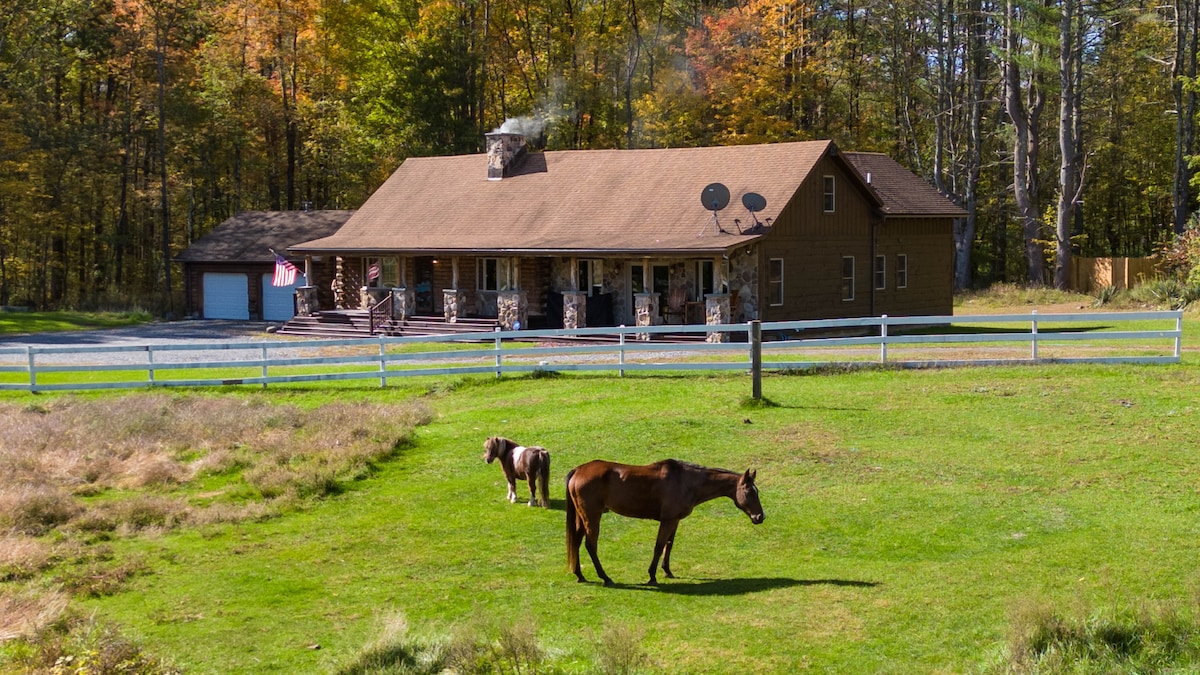 Rustic Log Cabin Getaway on a private horse farm!