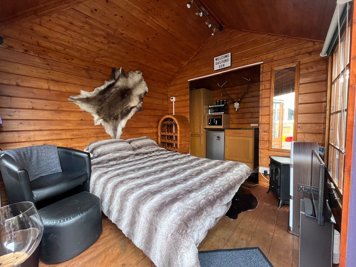 Romantic Swiss Cabin Hideaway & Hot Tub Spa Pool