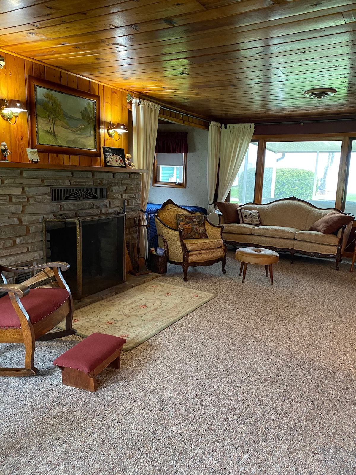 Knotty Pine Lakefront Cottage on Cable Lake