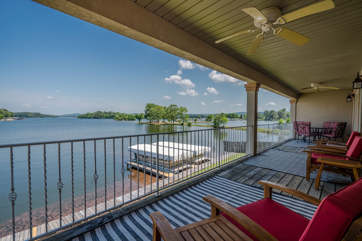 Waterfront Upscale Paradise on Lake Hamilton