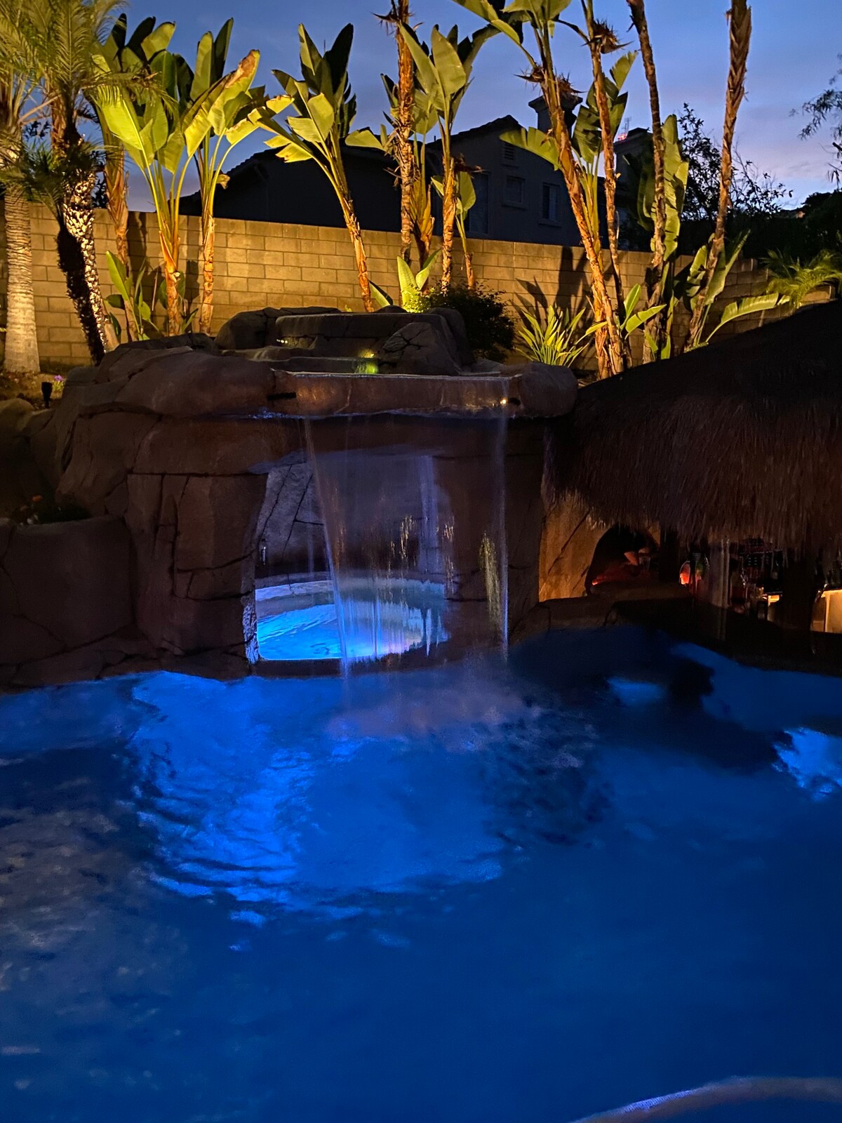 带度假村风格泳池的一间卧室，让您放松身心！