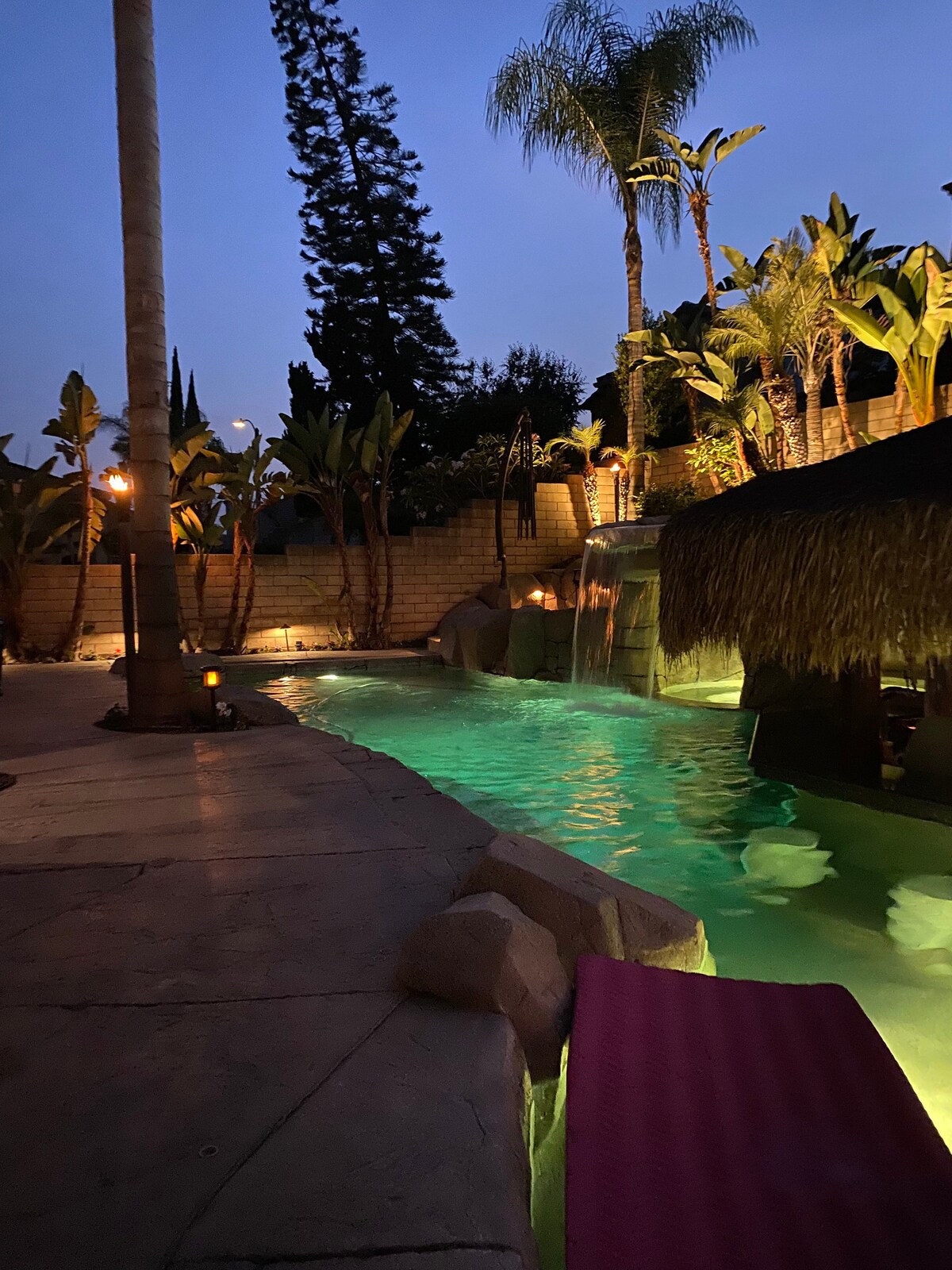 带度假村风格泳池的一间卧室，让您放松身心！