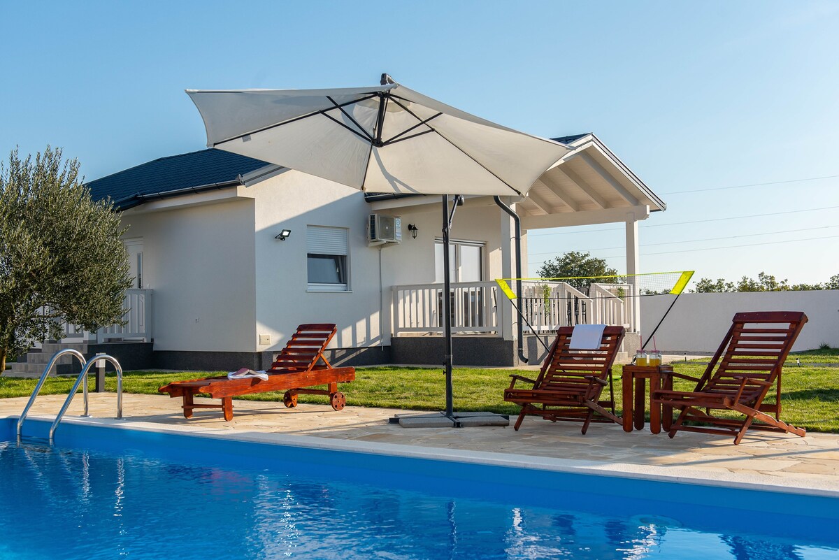 Holiday home Relax with swimming pool, 4+2 guests