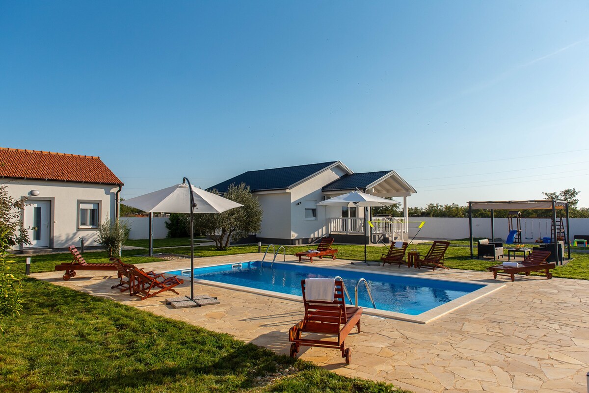 Holiday home Relax with swimming pool, 4+2 guests