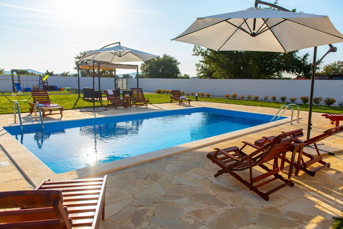 Holiday home Relax with swimming pool, 4+2 guests