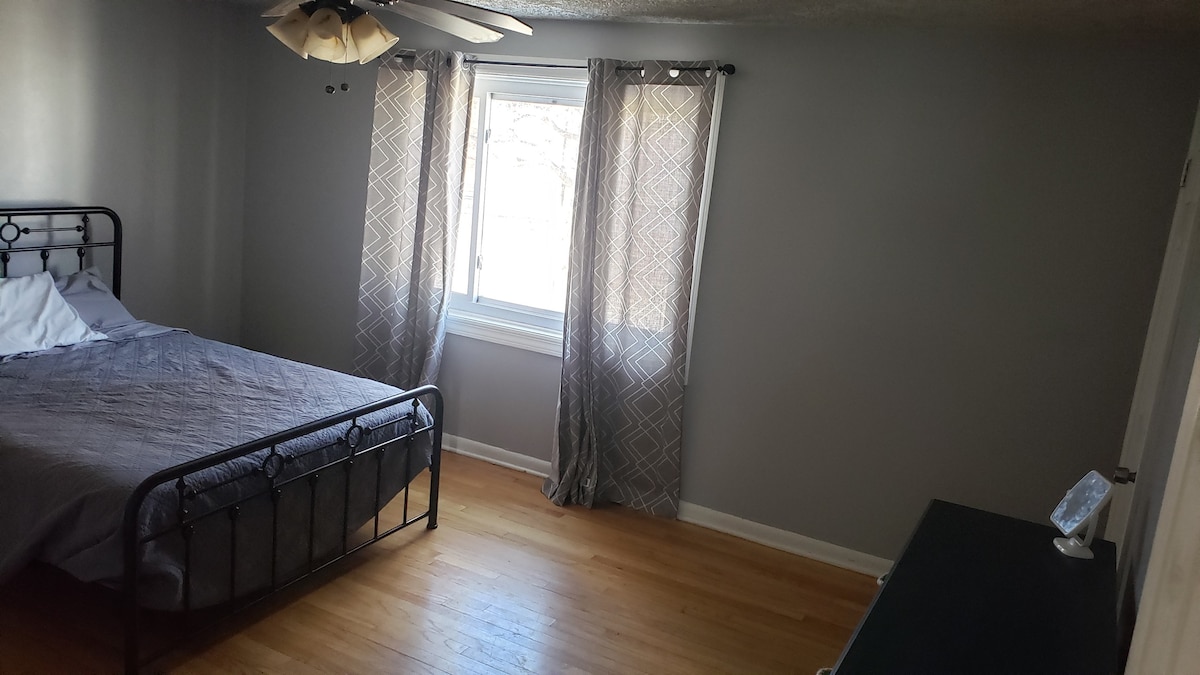 Sunny 2 bedroom townhouse near Brookfield zoo.