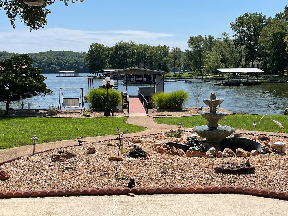 Cozy Lakefront Home Perfect for Family Gatherings