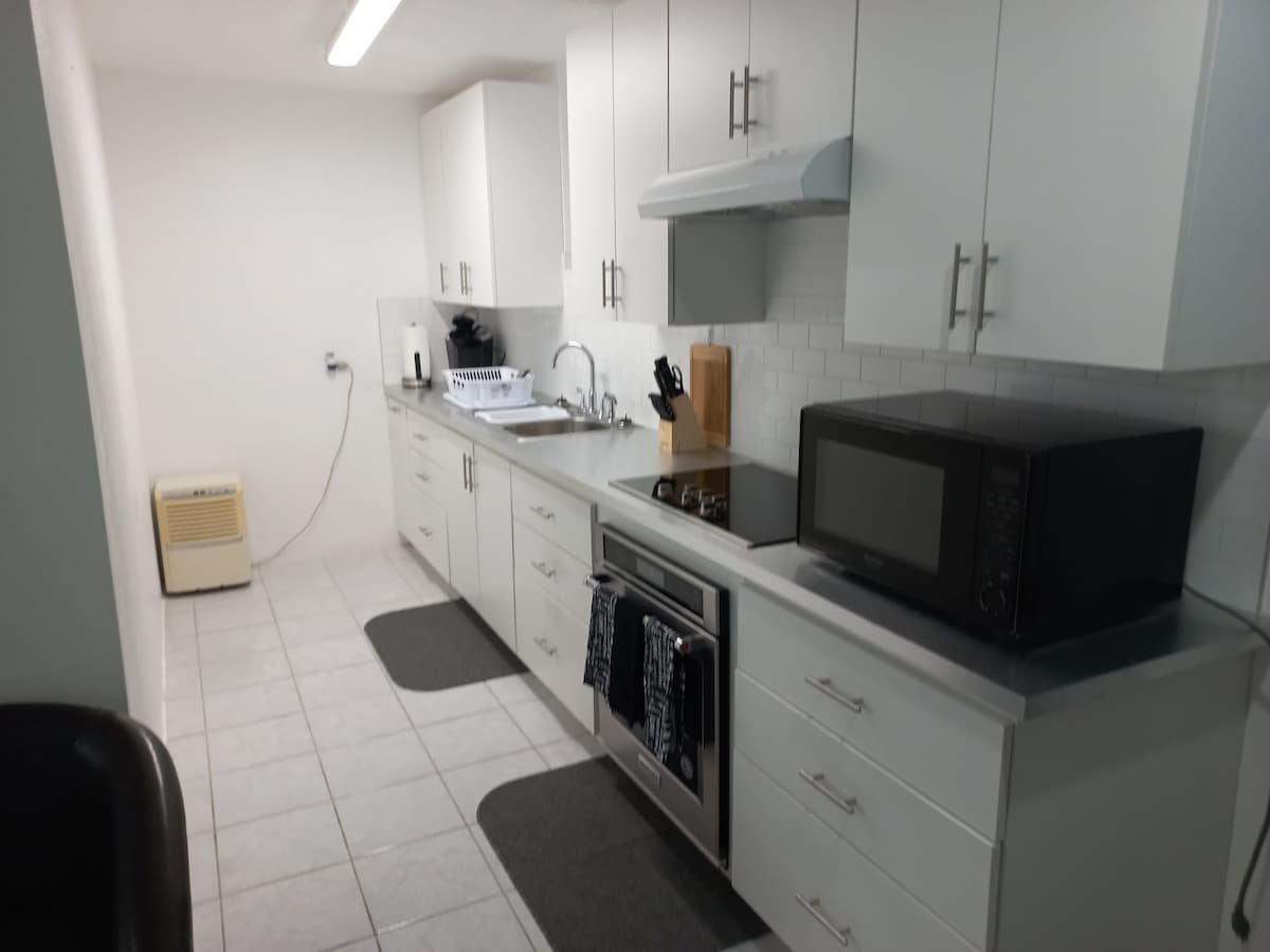 Newly Renovated Studio Apt. Full Kitchen and Bath