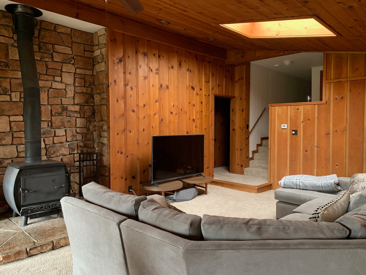 Cheerful 2 bedroom cabin with indoor fireplace