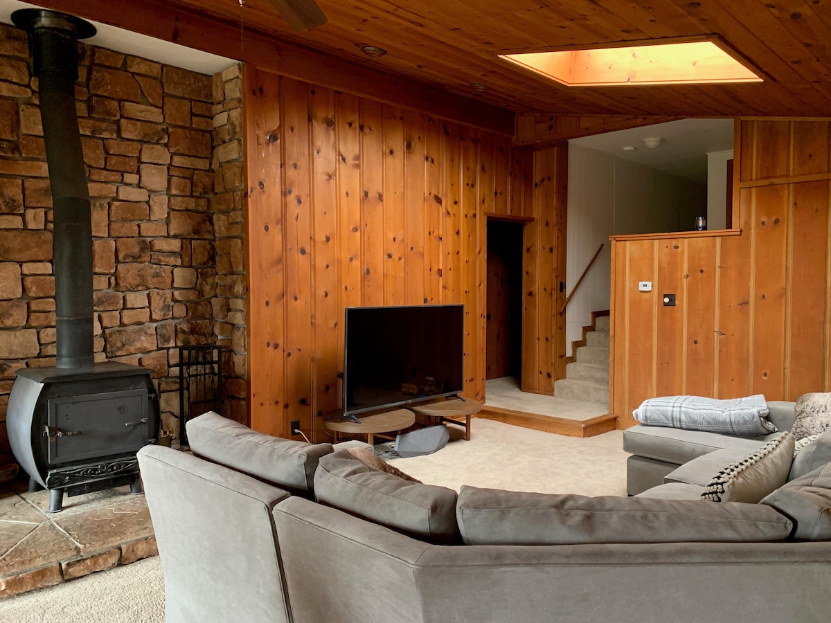 Cheerful 2 bedroom cabin with indoor fireplace