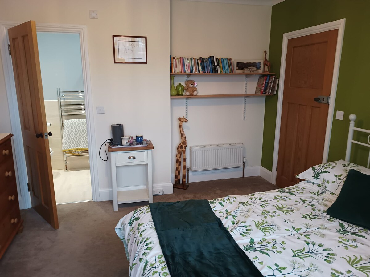 Double ensuite room in central Ely