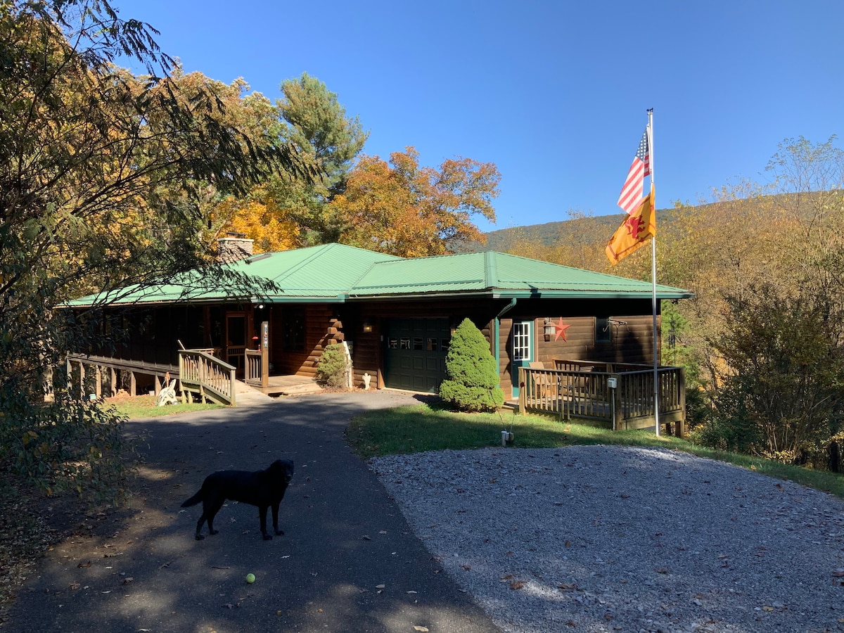 伯克利泉（ Berkeley Springs ）附近美妙的山间小屋