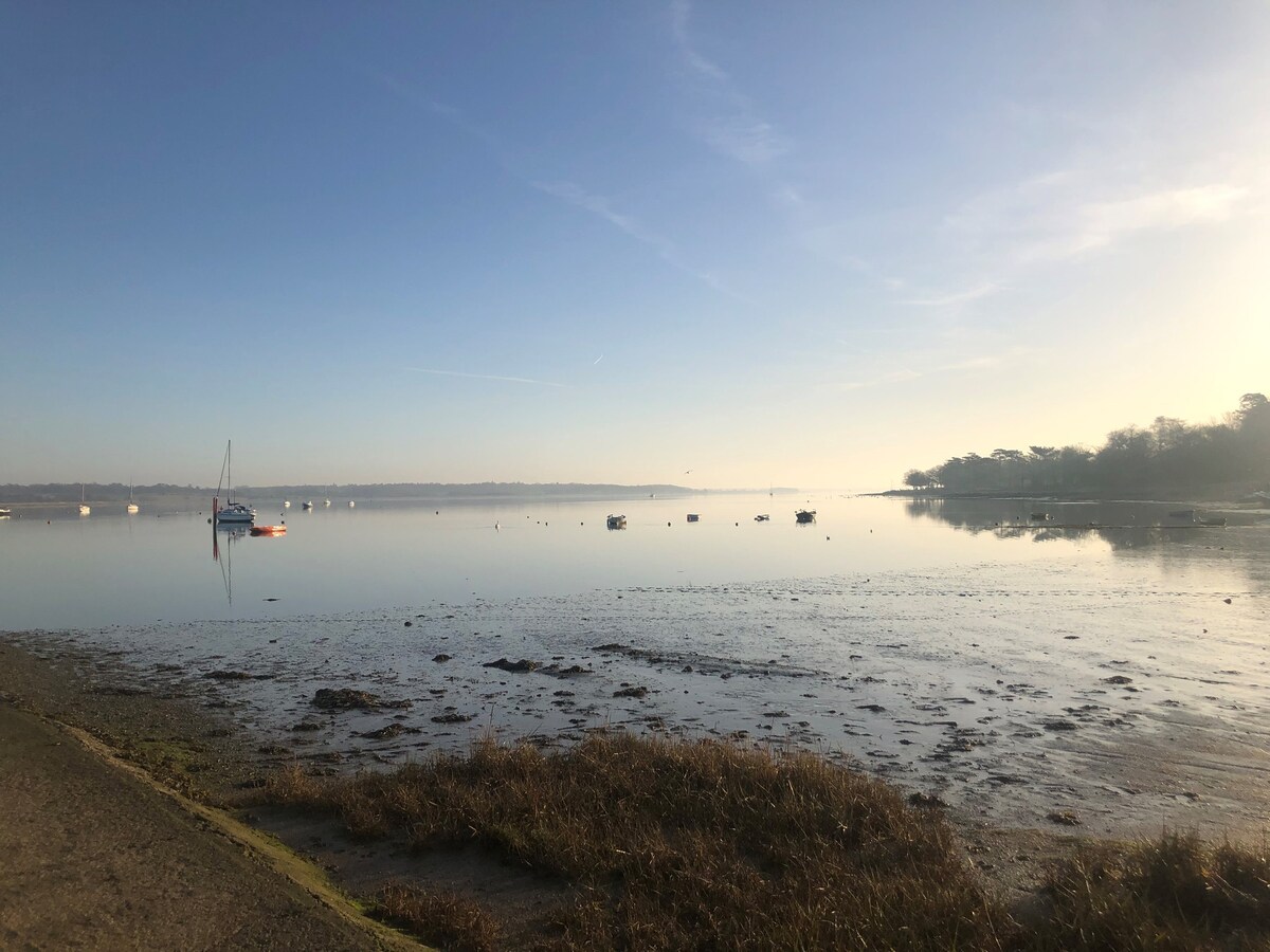 位于曼宁树（ Manningtree ）市中心的美丽单卧室公寓