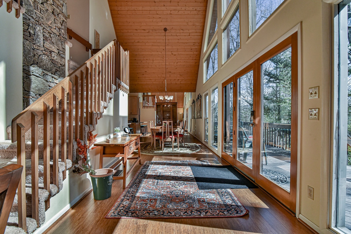 The Camby Cabin: spacious 6BR home with hot tub