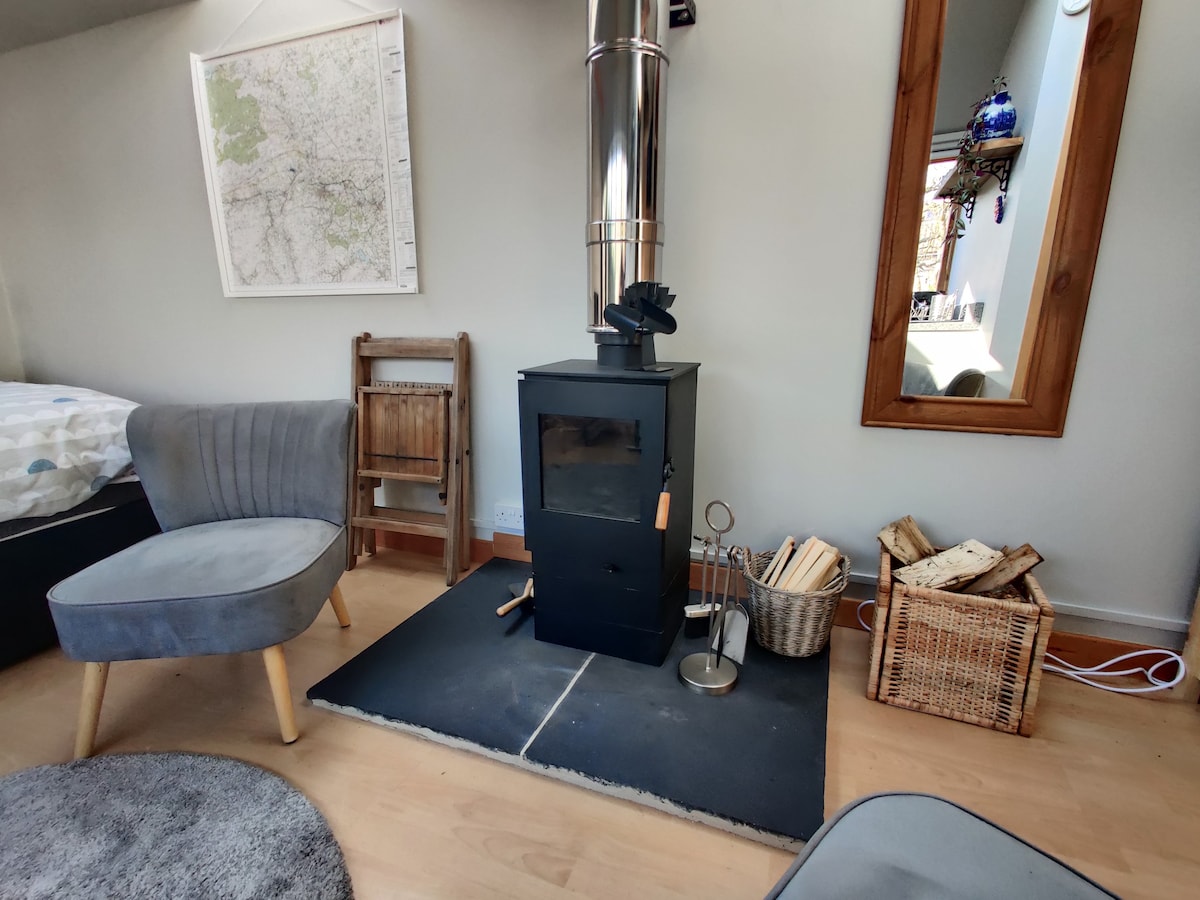 Cosy  Wood Stove, pet friendly ,wifi , parking