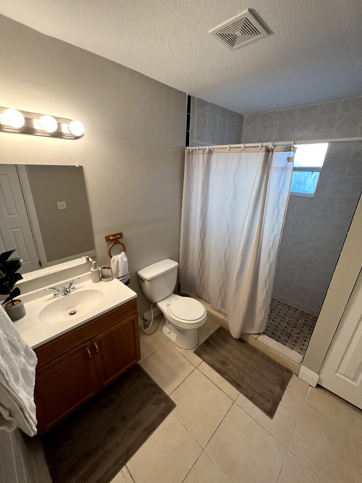 Private Suite 1x1 with private entrance near UCF