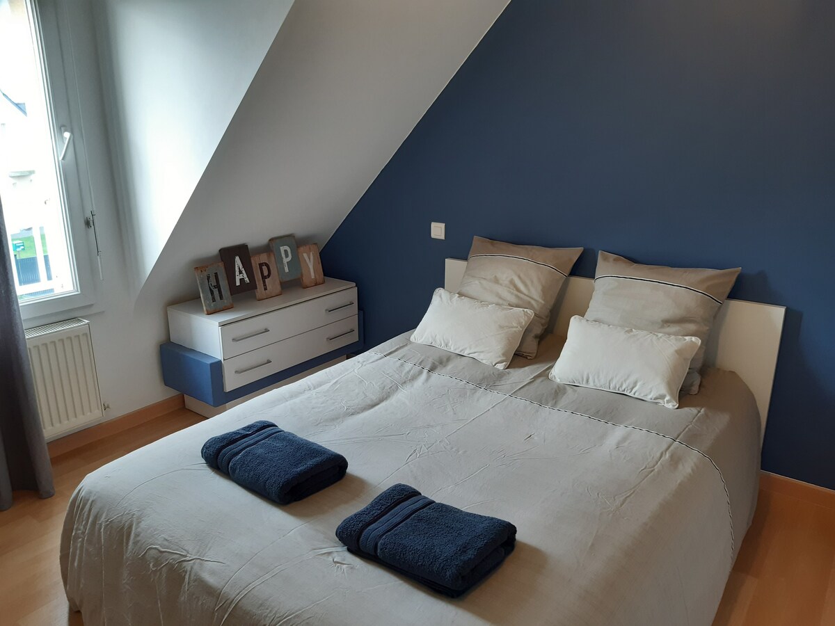 Ploërmel的蓝色房间