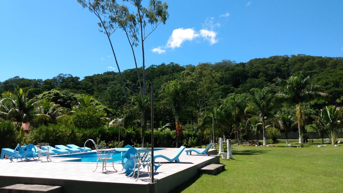 Chácara com piscina ,churrasqueira e amplo espaço