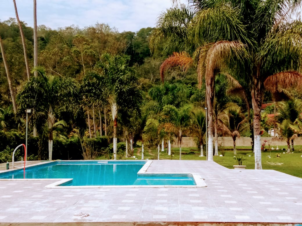 Chácara com piscina ,churrasqueira e amplo espaço