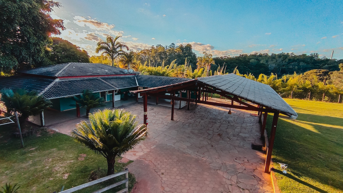 Casa de campo na cidade com piscina quadra e campo