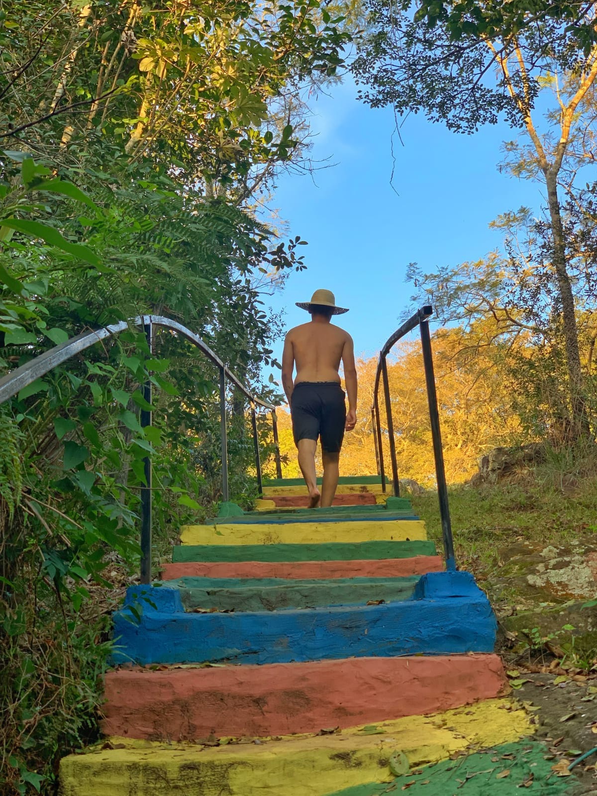 Casita de colores a metros del arroyo Chololó. Py