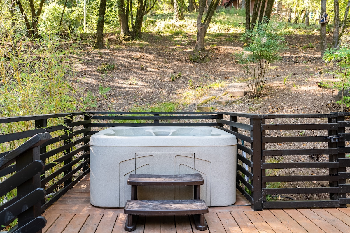森林瑰宝：宁静的热水浴缸和火坑