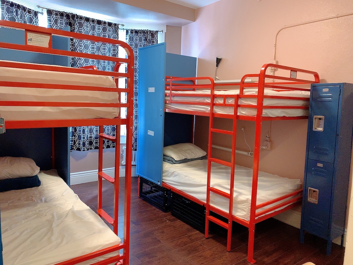 1张单人床，共用宿舍，带独立卫生间