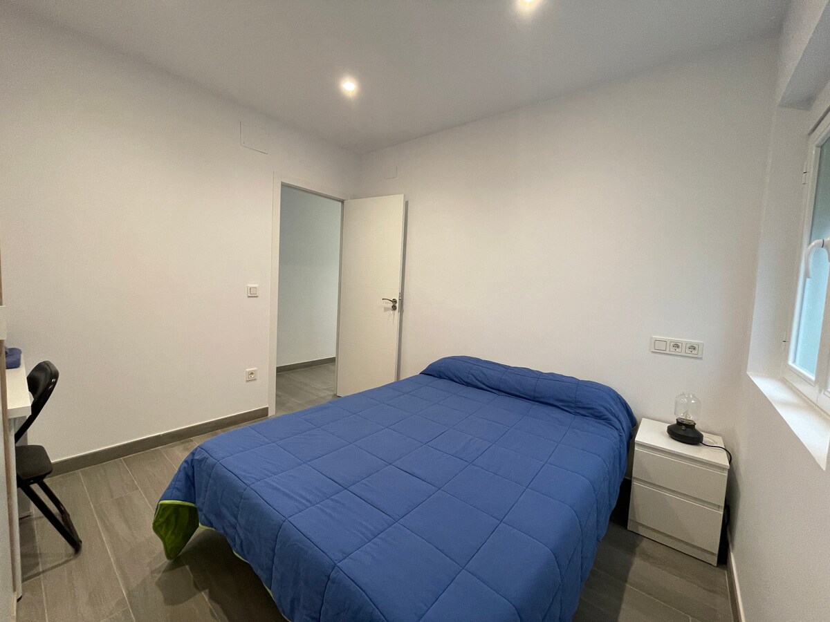 格拉纳达舒适的房间和独立卫生间。