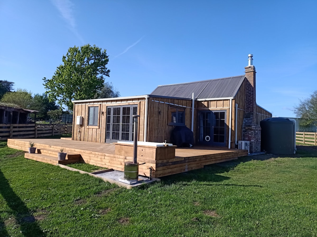 Renagour Cottage-Rural charm with outdoor hot tub