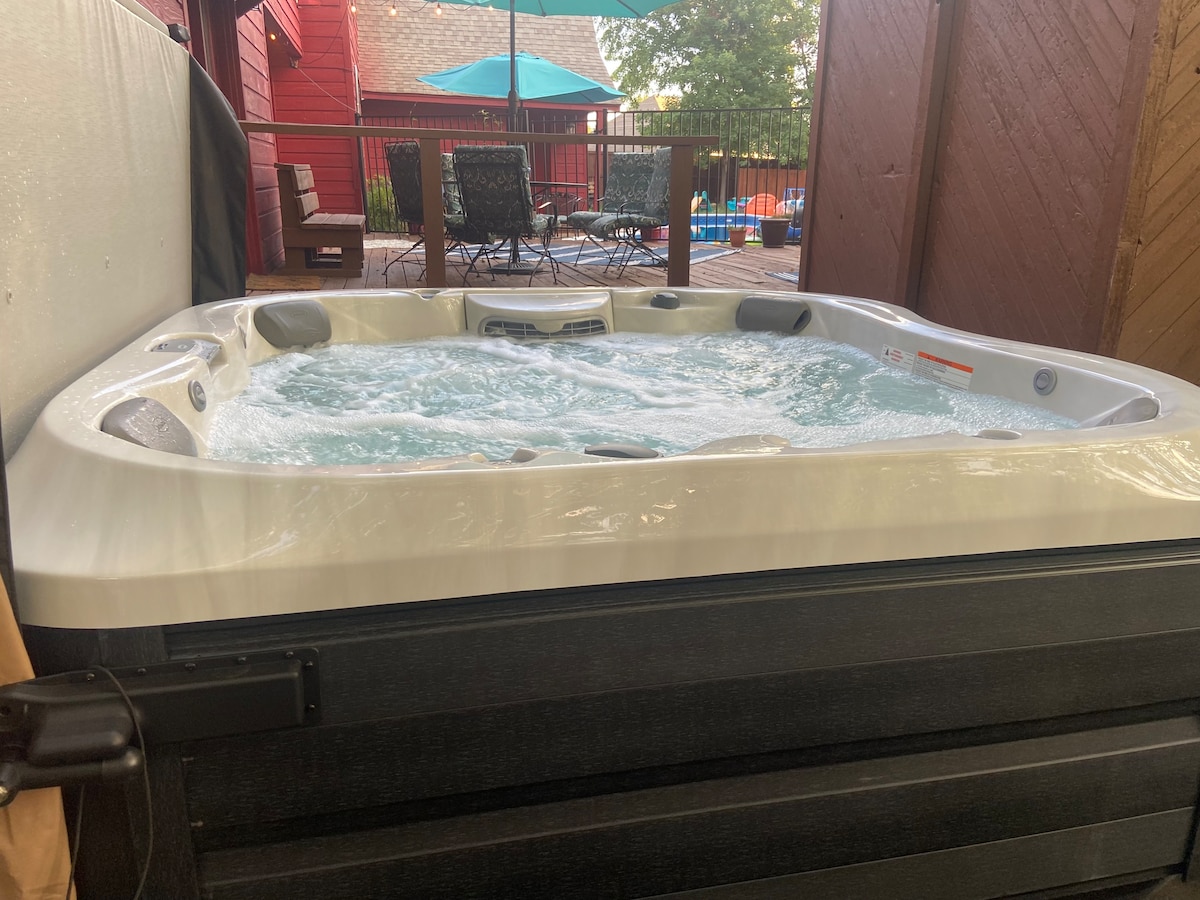 Urban Lodge w/ Large Pool, Jacuzzi Hot Tub, & Deck