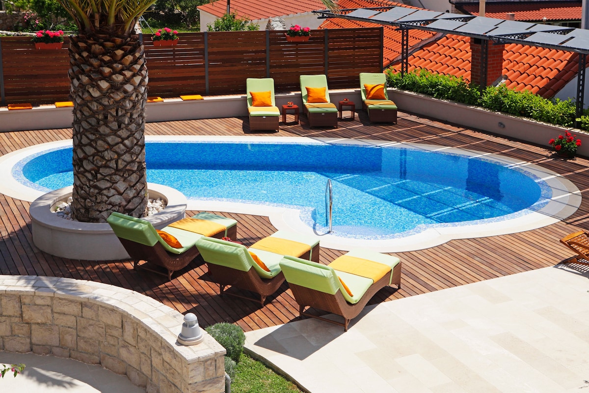 Poolside Paradise |  Heated Pool | 2-Bed Apartment