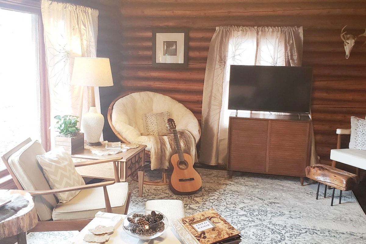 Cozy Urban Cabin Clare -Log home sleeps 5