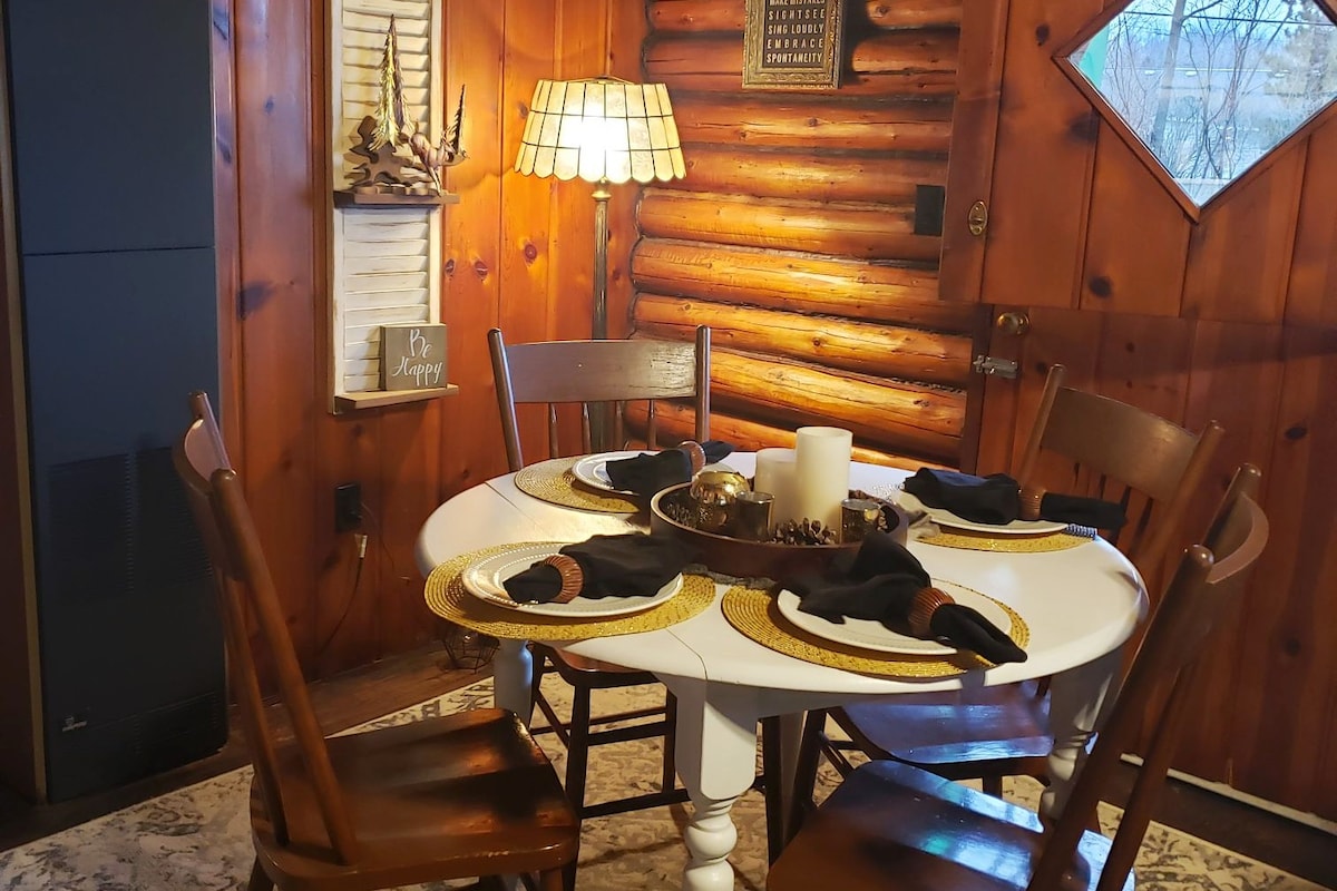 Cozy Urban Cabin Clare -Log home sleeps 5