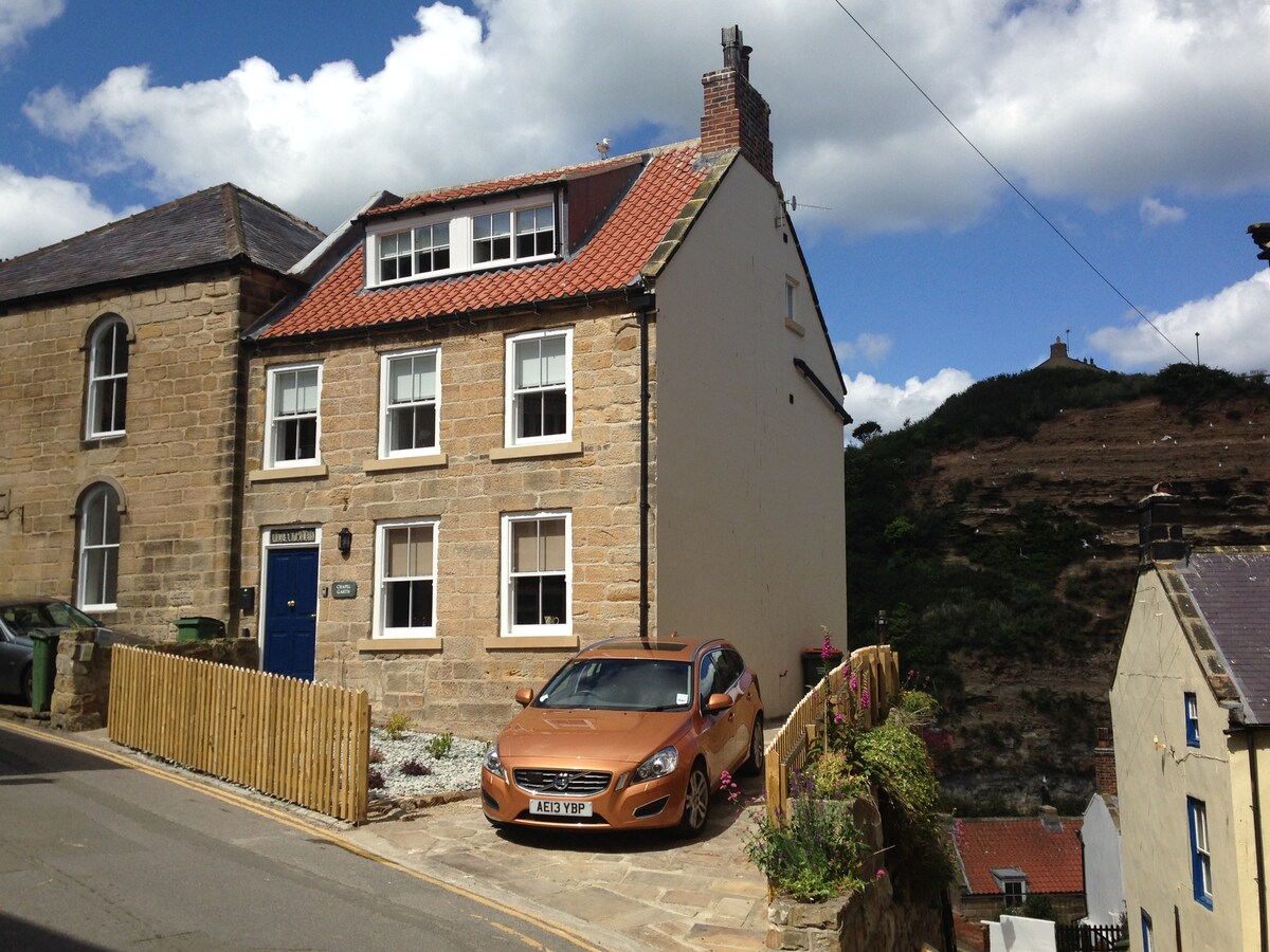 Chapel Garth-large house with parking in Staithes