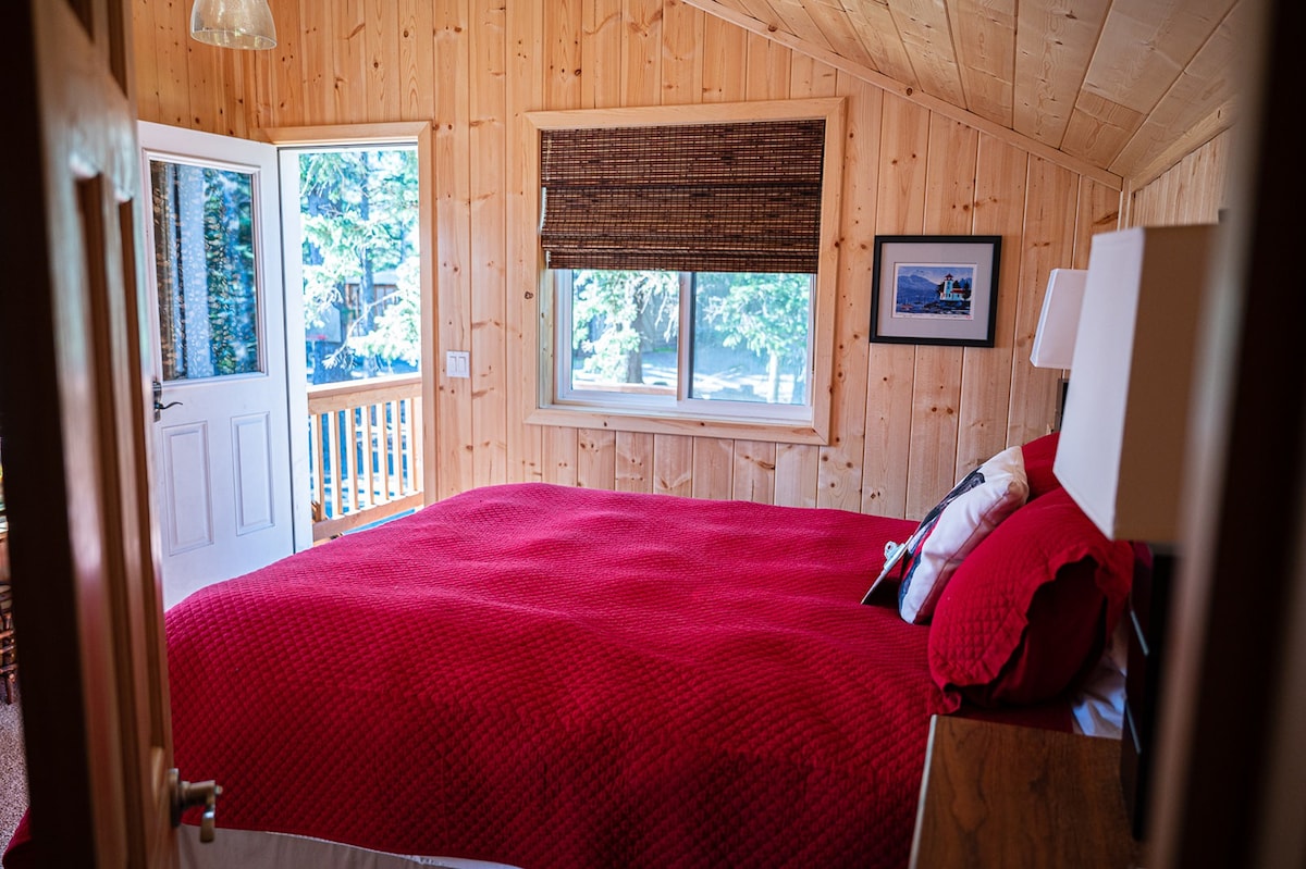 Viking Cove Bear room, private bath, sauna, beach