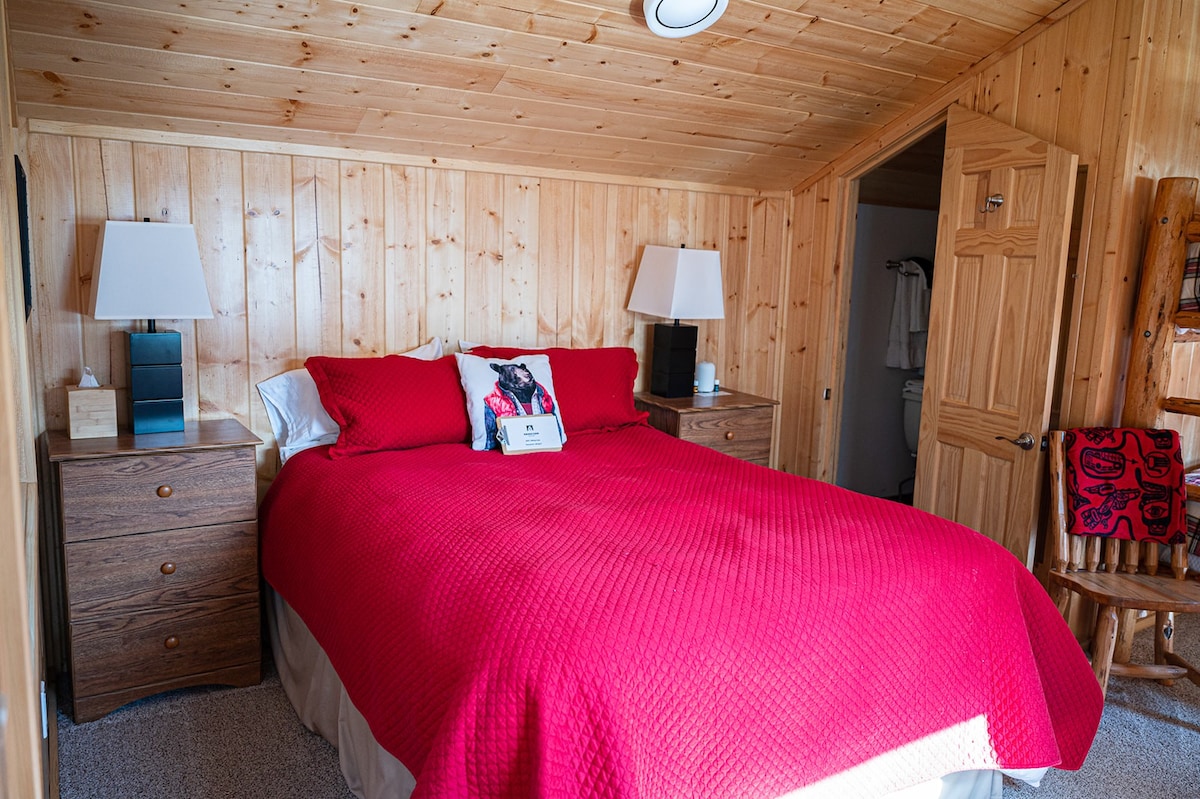 Viking Cove Bear room, private bath, sauna, beach