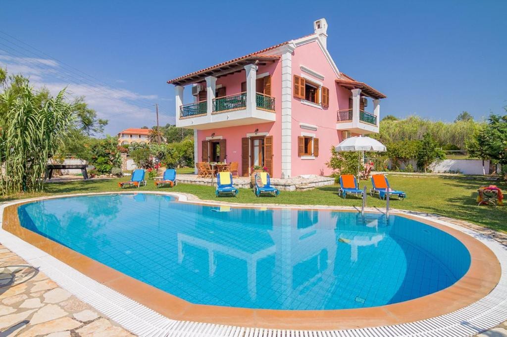 Villa Emilia, 3 Bedroom Villa with Heated Pool
