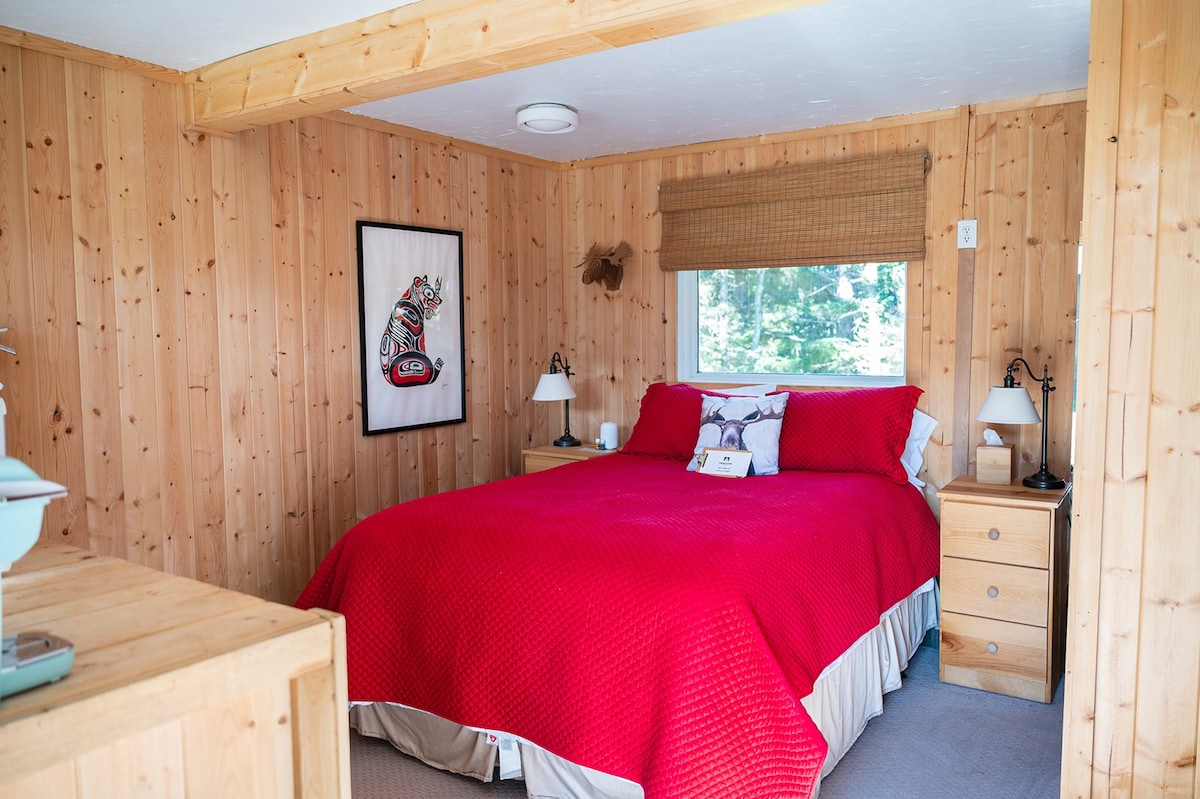 Viking Cove Moose room, private bath, sauna, beach
