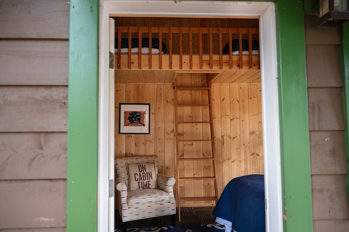 Viking Cove Crow room, shared bath, firepit, sauna