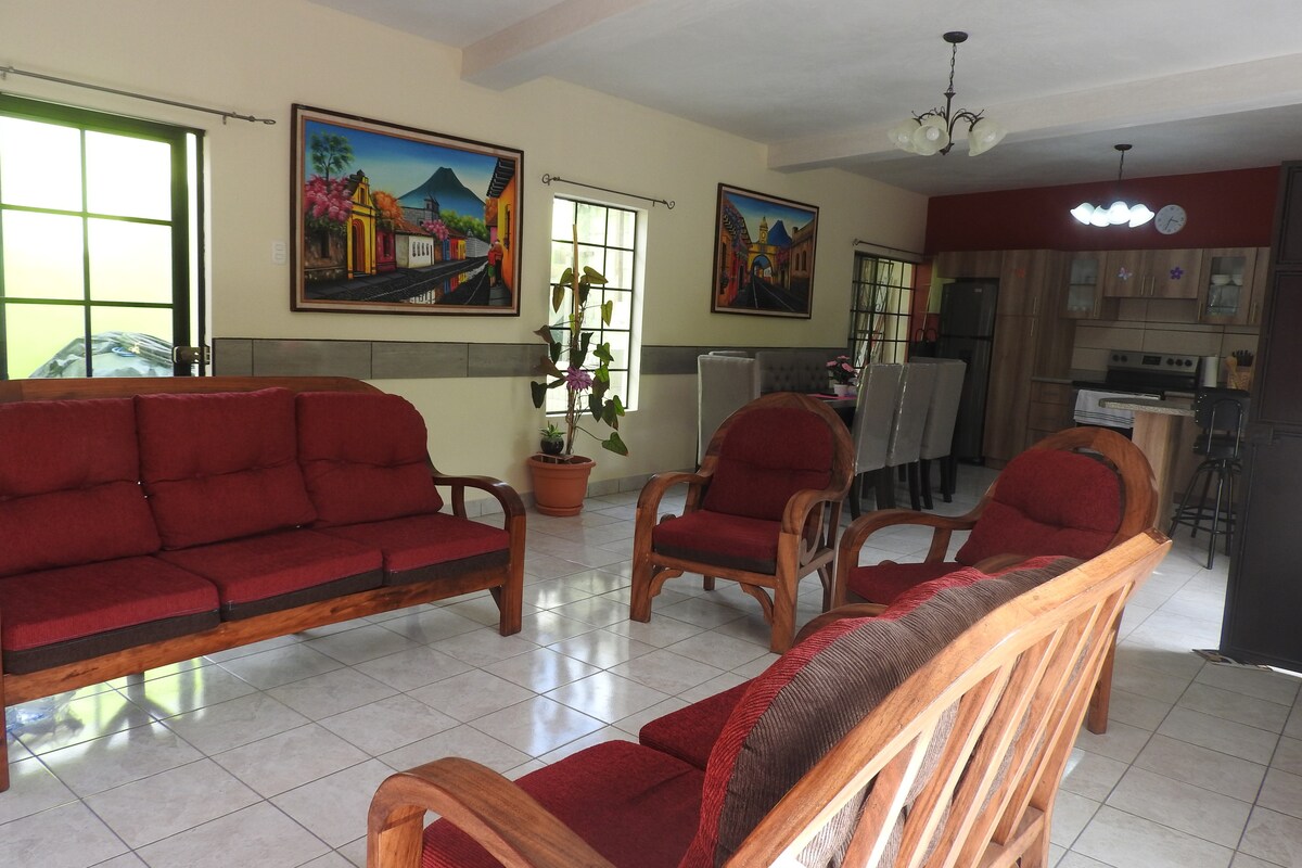 Casa Matilandia a 10 minutos de Antigua Guatemala