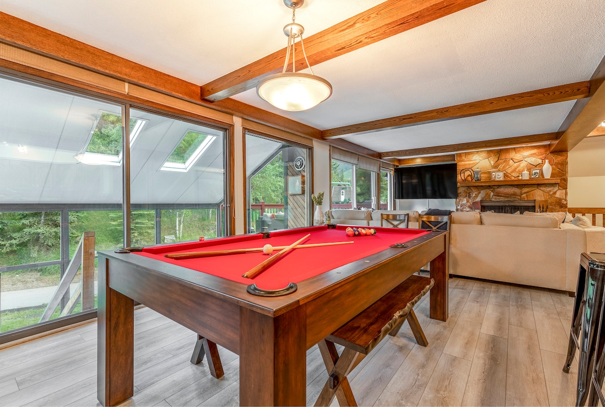 6-Br Ski Chalet, Ski In/Out, Pool + Private HotTub