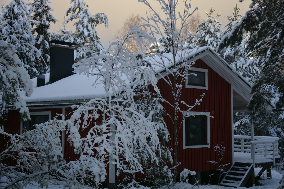 Saarimökki Tammisaaren saaristossa ympäri vuoden