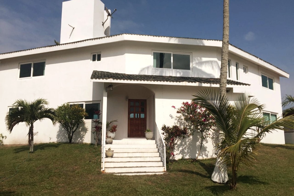 Casa AguaLuna alberca y playa Costa Esmeralda