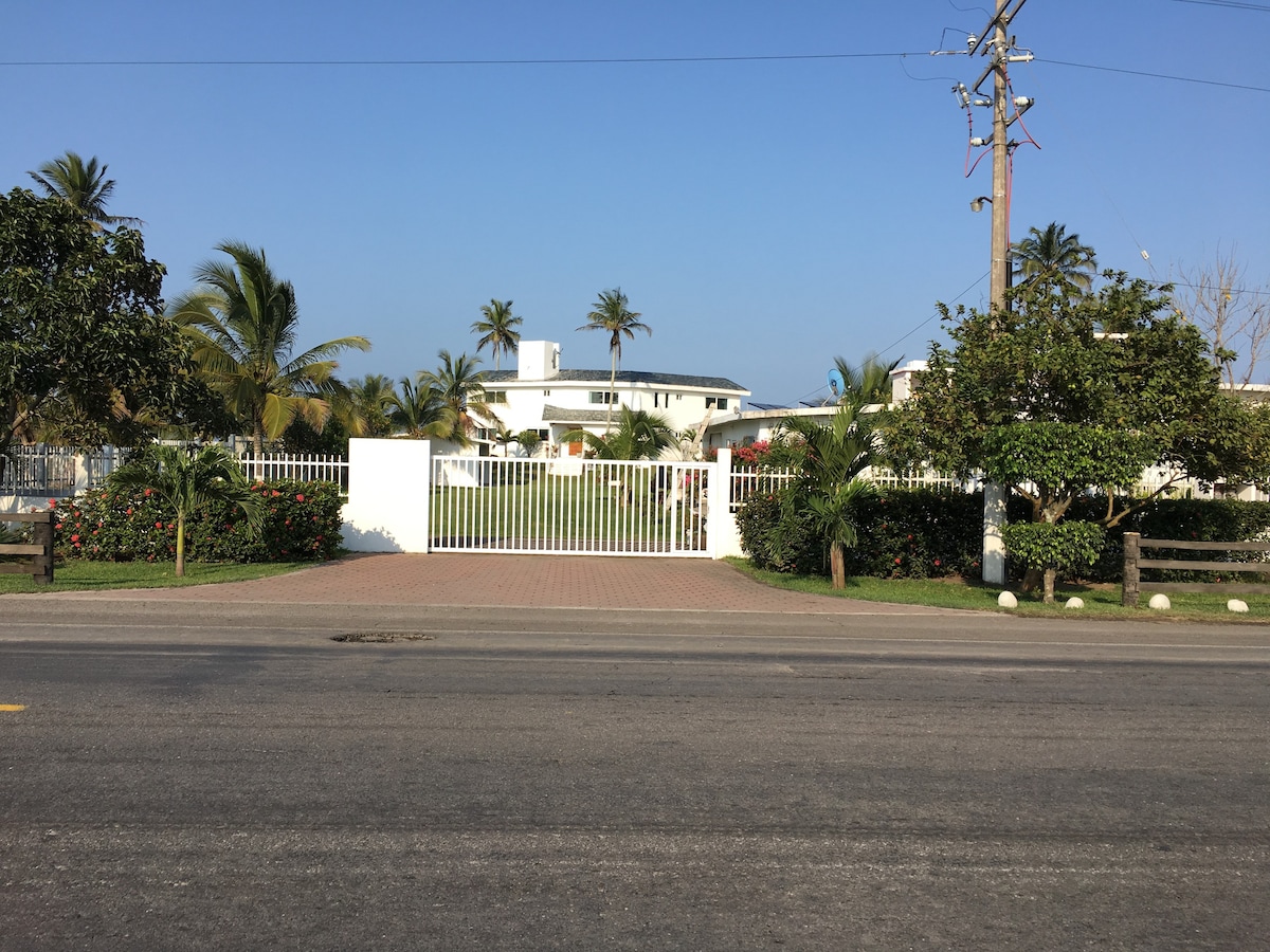 Casa AguaLuna alberca y playa Costa Esmeralda