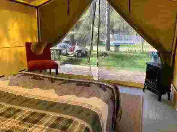 带双人床、电力和暖气的Glamping帐篷